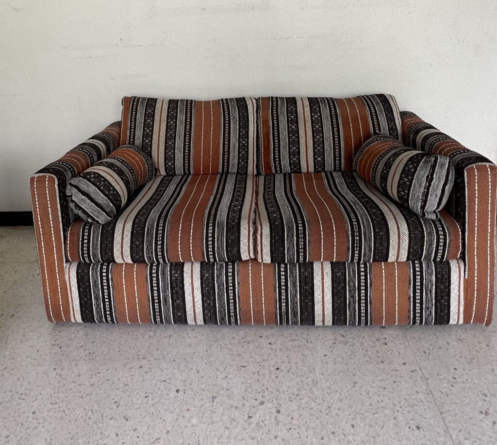 Sillón de 2 Plazas Chumen: Diseño Artesanal Guatemalteco con Estilo y Confort